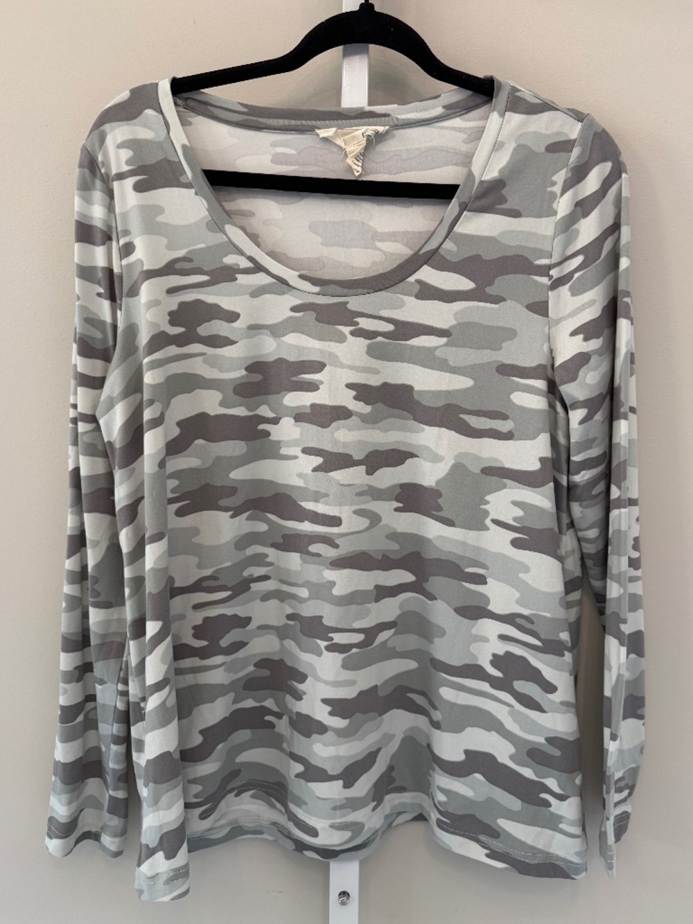 BY Design Camo Long Sleeve Top Gray Green Scoop Neck Stretch Tee Size M